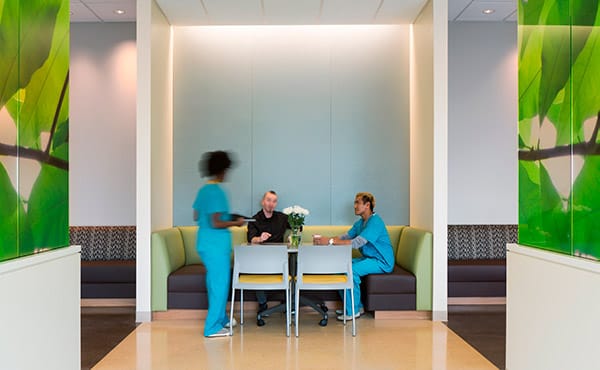 A botanical custom glass pattern features on the wall in the lobby of Kaiser Permanente Oakland and is printed on glass by Skyline Design, the industry-leading architectural glass manufacturer.